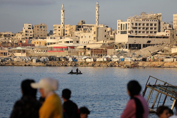 يقضي فلسطينيون أوقاتا على شاطئ مدينة غزة، في 26 يونيو/حزيران 2026.عدسة بلال أسامة