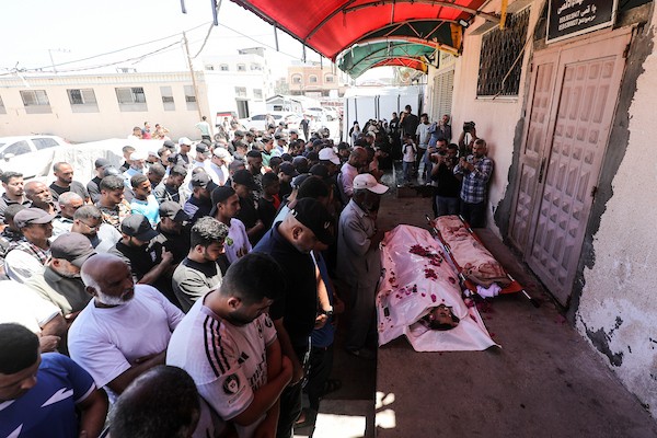 تشييع جثامين ثلاثة فلسطينيين، بينهم طفل، في مستشفى شهداء الأقصى بدير البلح، وسط قطاع غزة، في 29 يونيو/حزيران 2026. صورة: معز صالحي