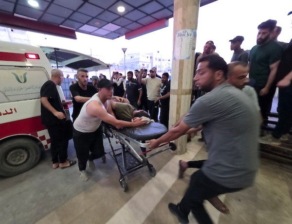 نقل جثماني شهيدين وعدد من الجرحى إلى مجمع ناصر الطبي في خان يونس، عقب غارة إسرائيلية استهدفت خيمة قرب شاطئ المدينة جنوبي قطاع غزة. تصوير: طارق محمد