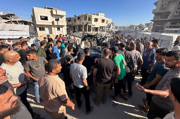 تجمّع فلسطينيون في موقع غارة إسرائيلية استهدفت مركبة قرب شارع اللبابيدي غرب مدينة غزة، في 7 يونيو/حزيران 2026. وبحسب مصادر محلية، أسفرت الغارة عن استشهاد أربعة فلسطينيين وإصابة آخرين. (صورة: ميكائيل بهار)