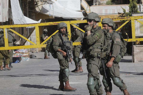 جنود إسرائيليون يغلقون مداخل البلدة القديمة في الخليل، ويقيّدون حركة الفلسطينيين لتأمين دخول مستوطنين إلى المنطقة، 13 يونيو/حزيران 2026.تصوير: مأمون وزواز