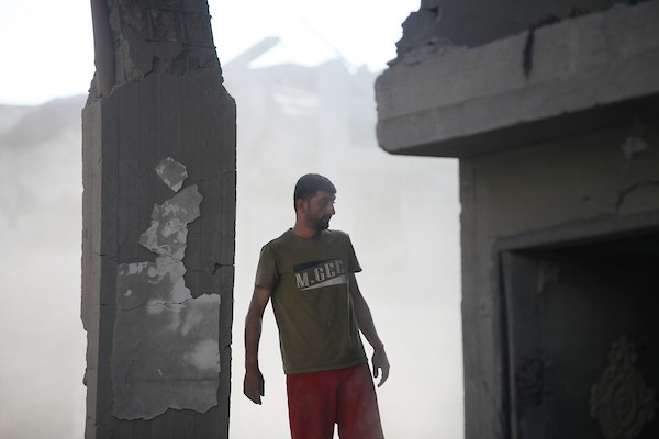 فلسطينيون يزيلون أنقاض مبنى دمرته غارة جوية إسرائيلية في مخيم المغازي للاجئين وسط قطاع غزة، الجمعة 12 يونيو/حزيران 2026. تصوير: معز صالحي