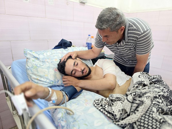 يرقد الصياد الفلسطيني يوسف النجار على سرير المستشفى بعد إصابته بقصف إسرائيلي أثناء عمله في البحر قبالة قطاع غزة، في 16 يونيو/حزيران 2026.صورة: طارق محمد