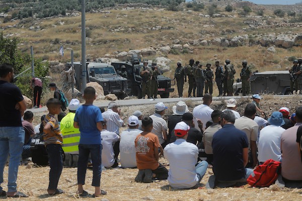 فلسطينيون يؤدون صلاة الجمعة في أراضٍ مهددة بالاستيلاء في قرية إذنا غرب الخليل بالضفة الغربية، الجمعة 12 يونيو/حزيران 2026.تصوير: مأمون وزواز