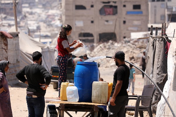 تواصل عائلات فلسطينية نازحة حياتها اليومية في خيام مؤقتة نُصبت قرب منازل دُمرت خلال الحرب في منطقة الزرقاء شرق مدينة غزة، بتاريخ 23 يونيو/حزيران 2026. صورة: بلال أسامة