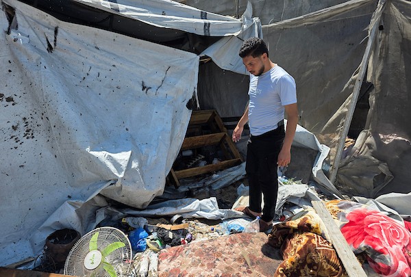 فلسطينيون يتفقدون خيمة متضررة لعائلة نازحة عقب غارة إسرائيلية استهدفت المارة في شارع الجلاء بمدينة غزة،27 يونيو/حزيران 2026. تصوير: بلال أسامة.