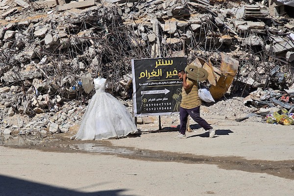 زبائن يتصفحون فساتين وبدلات زفاف داخل متجر في خان يونس، جنوبي قطاع غزة، في 1 يونيو/حزيران 2026، حيث يواصل الفلسطينيون التمسك بطقوس الزواج رغم الحرب والدمار والظروف المعيشية القاسية. تصوير: طارق محمد