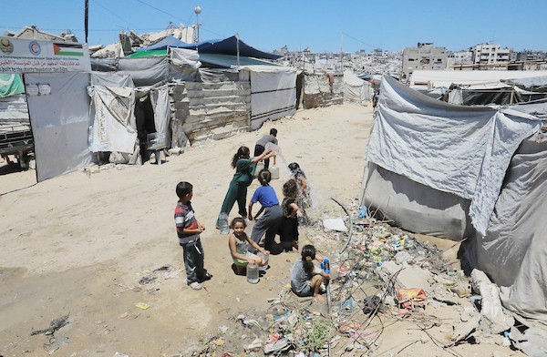 نازحون فلسطينيون يعيشون في خيام وسط الدمار في منطقة الزرقاء شرق غزة، 17 حزيران/يونيو 2026. تصوير: بلال أسامة.