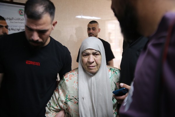 عائلة وأقارب الرضيع سام فهد أبو هيكل، (7 أشهر)، يشاركون في جنازته بمدينة الخليل، 6 يونيو/حزيران 2026، بعد استشهاده متأثرًا بجراحه إثر إطلاق قوات إسرائيلية النار على مركبة مدنية كانت تقلّه مع والديه في منطقة تل الرميدة جنوب الخليل. تصوير: مأمون وزواز.