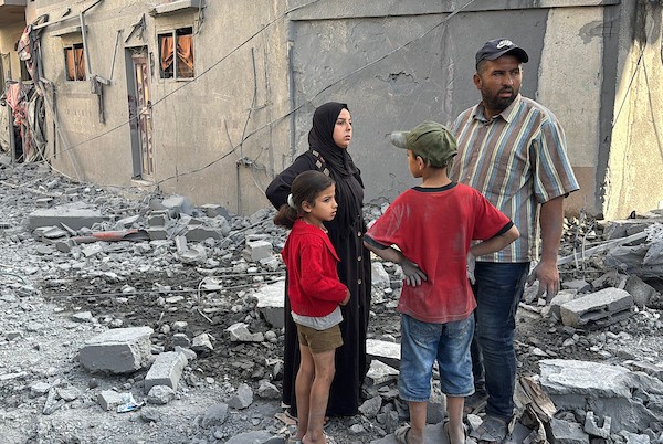 يتفقد فلسطينيون الأضرار التي لحقت بمنازلهم عقب غارة جوية إسرائيلية استهدفت منزل فؤاد أبو عشبة في مخيم المغازي للاجئين وسط قطاع غزة، في 7 يونيو/حزيران 2026. دُمّر المنزل المستهدف بالكامل، بينما لحقت أضرار جسيمة بالمنازل المجاورة. (صورة: أحمد إبراهيم)