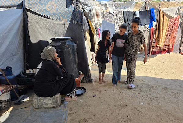الفلسطينية سماهر الهسي تعيش مع بناتها الخمس في ظروف قاسية داخل خيمة بمنطقة المواصي غرب خان يونس، جنوب قطاع غزة، 29 يونيو/حزيران 2026.صورة: طارق محمد