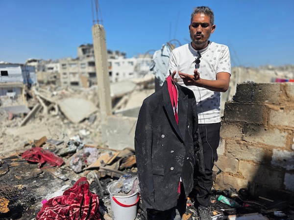 يتفقد فلسطينيون الأضرار في موقع غارة إسرائيلية قتلت العريس مهند فروانة على سطح منزلهم في خان يونس، جنوب قطاع غزة، في 6 يونيو/حزيران 2026، قبل ساعات من موعد زفافه، (صورة: طارق محمد)