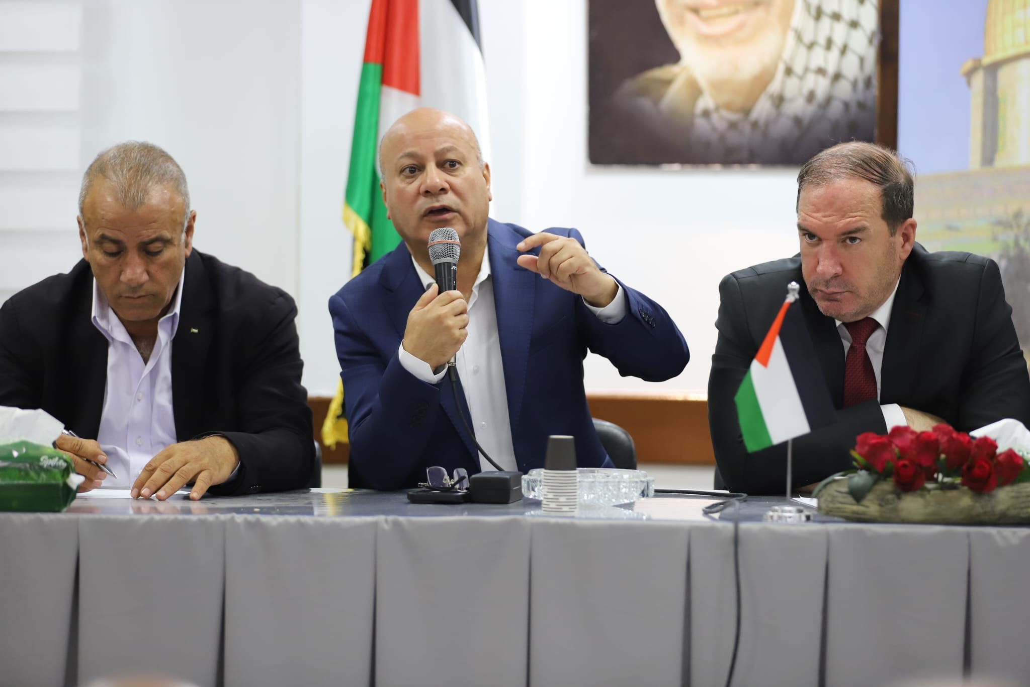 تفقد مخيمي طولكرم ونور شمس ...jpg