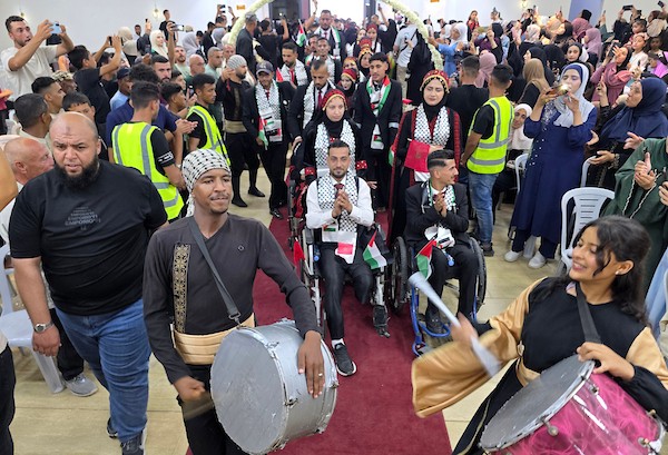 40 عروسًا وعريسًا من ذوي الإعاقة بحفل زفاف جماعي في مواصي خان يونس تصوير: طارق محمد