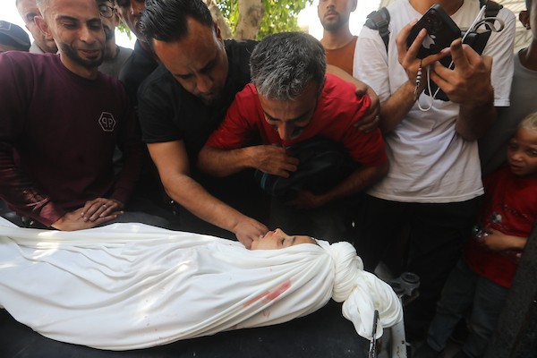 الفلسطيني يوسف سلمان يحمل الحقيبة المدرسية لابنه جاد، 8 أعوام، في مستشفى الشفاء بمدينة غزة، بعد استشهاده في غارة إسرائيلية على مخيم جباليا للاجئين، في 8 يونيو/حزيران 2026. تصوير: بلال أسامة