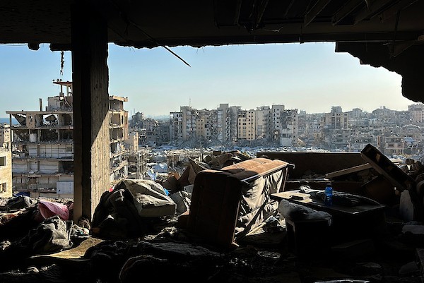 فلسطينيون يتفقدون منزلاً متضرراً عقب غارة جوية إسرائيلية استهدفت شقة لعائلة لبد شمال غرب مدينة غزة، وأسفرت عن استشهاد خمسة من أفراد العائلة وإصابة آخرين، 4 حزيران/يونيو 2026. تصوير: هادي داود.