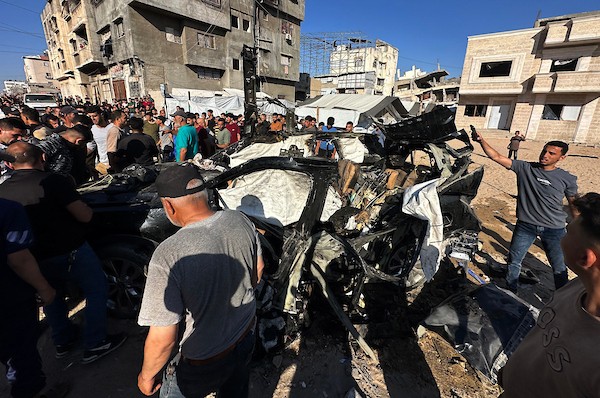 تجمّع فلسطينيون في موقع غارة إسرائيلية استهدفت مركبة قرب شارع اللبابيدي غرب مدينة غزة، في 7 يونيو/حزيران 2026. وبحسب مصادر محلية، أسفرت الغارة عن استشهاد أربعة فلسطينيين وإصابة آخرين. (صورة: ميكائيل بهار)