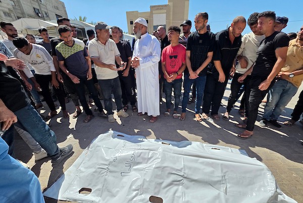 ودّع المشيّعون جثامين خمسة فلسطينيين، بينهم طفل، في مجمع ناصر الطبي بخان يونس، جنوب قطاع غزة، في 7 يونيو/حزيران 2026. ووفقًا لمصادر محلية، قُتل الضحايا وأُصيب آخرون في غارة إسرائيلية استهدفت نقطة مراقبة تابعة للشرطة غرب خان يونس. (صورة: طارق محمد)
