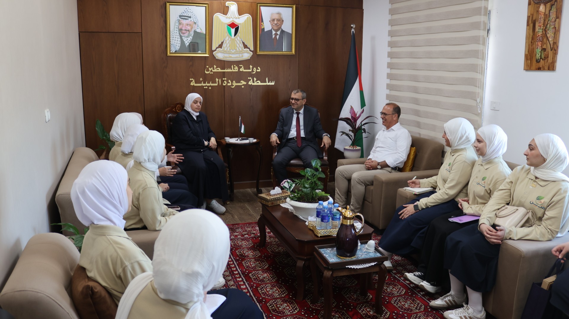خلال لقاء عقد في مقر سلطة جودة البيئة بمدينة البيرة...jpg