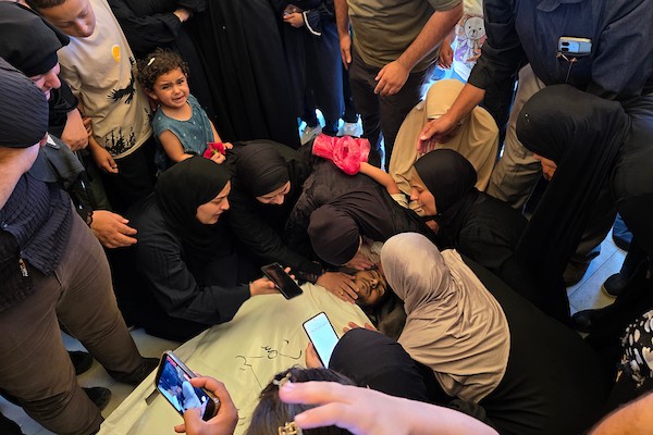 ودّع المشيّعون جثماني حسين القدرة ومحمد عبد الجواد الفرا خلال جنازتهما في خان يونس، جنوب قطاع غزة، في 18 يونيو/حزيران 2026. (صورة: طارق محمد)