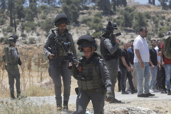 فلسطينيون يتجمعون في قرية إدنا غرب الخليل احتجاجاً على حرق أجزاء من أراضيهم، قبل أن تفرّقهم القوات الإسرائيلية بالغاز والقنابل الصوتية والرصاص الحي. تصوير: مأمون وزواز