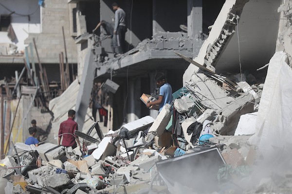 فلسطينيون يتفقدون الأضرار التي لحقت بمنازلهم عقب غارة جوية إسرائيلية استهدفت منزل عائلة درويش في مخيم النصيرات للاجئين وسط قطاع غزة. تصوير: حسن الجديدي
