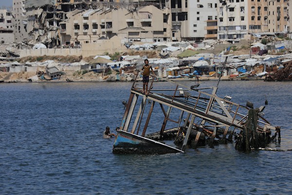 أطفال فلسطينيون وعائلات نازحة يقضون وقتًا على شاطئ غزة، حيث تحوّل الساحل إلى مأوى مؤقت وسط الخيام المكتظة، 14 يونيو/حزيران 2026. تصوير: بلال أسامة