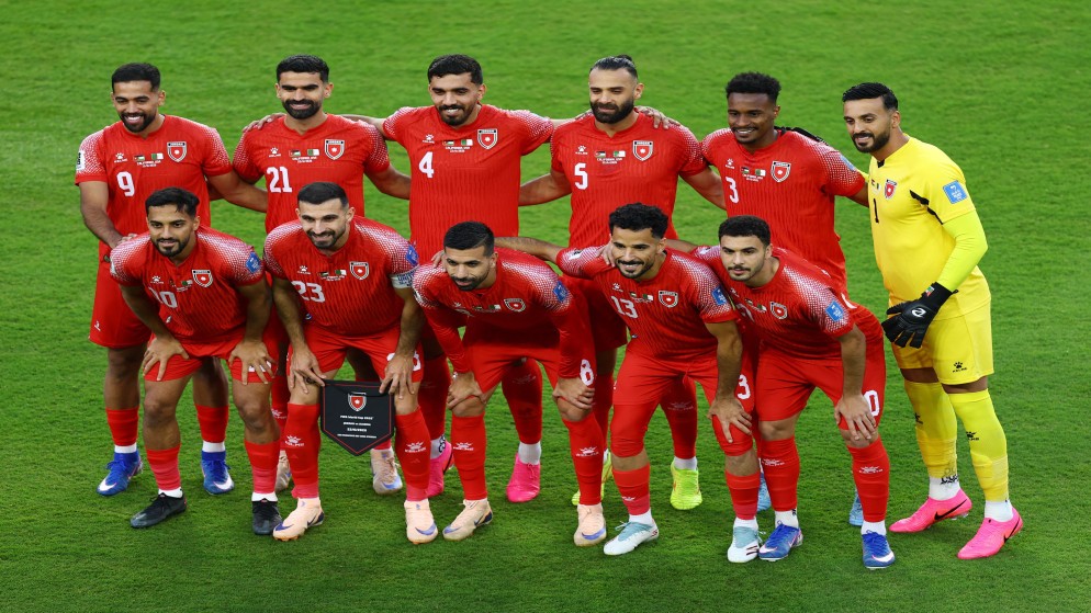 لاعبو المنتخب الوطني لكرة القدم يلتقطون صورة جماعية قبل المباراة التي جمعتهم مع المنتخب الجزائري في كأس العالم 2026. (رويترز).jpeg