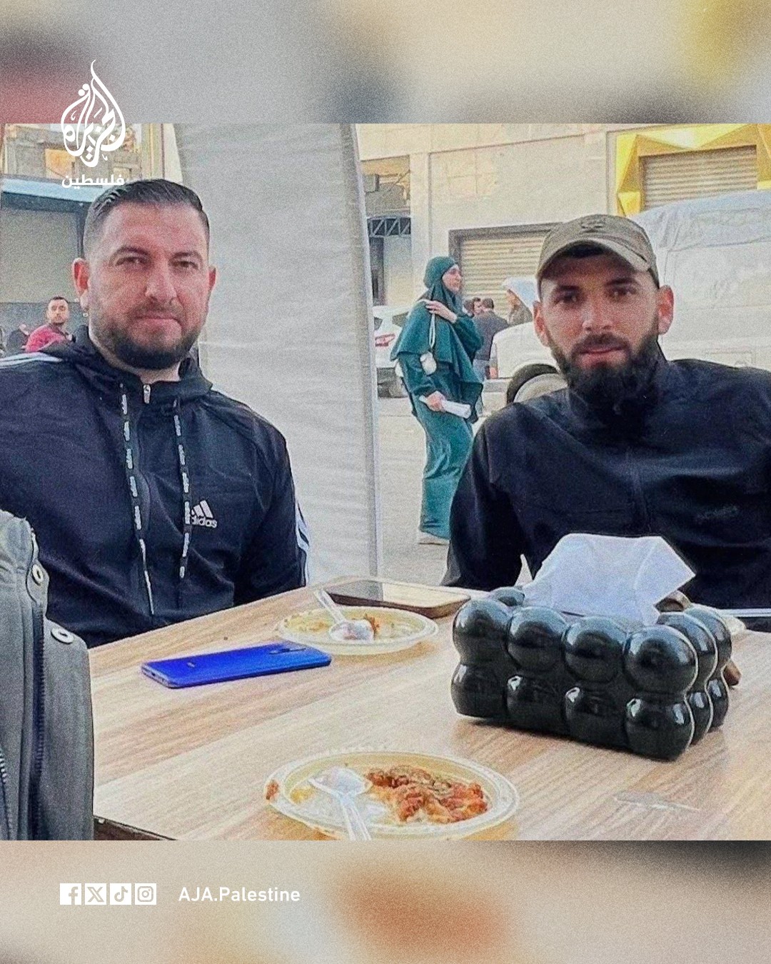 صور تجمع مصور الجزيرة مباشر الشهيد أحمد وشاح مع شقيقه الشهيد محمد وشاح مراسل القناة.jpg