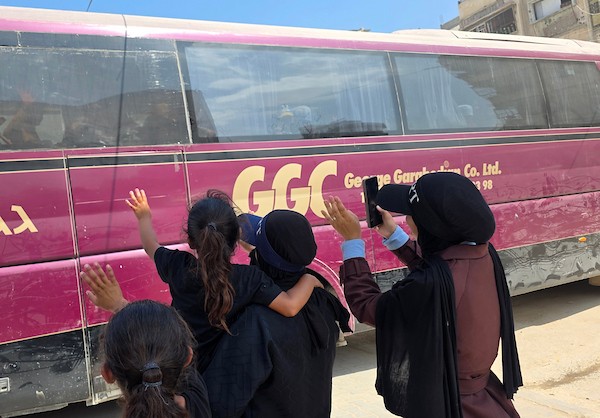 يغادر مرضى وجرحى فلسطينيون، برفقة ذويهم، مقر جمعية الهلال الأحمر الفلسطيني في خان يونس، جنوب قطاع غزة، في 16 يونيو/حزيران 2026، صورة: طارق محمد
