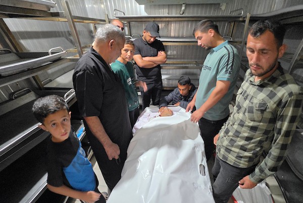 فلسطينيون يشيّعون ثلاثة شهداء في خان يونس، جنوب قطاع غزة، بينهم فتاة قُتلت في غارة إسرائيلية على منطقة مواصي غرب المدينة. تصوير: طارق محمد