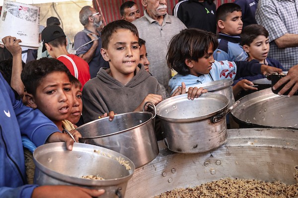 نازحون فلسطينيون يتجمعون لتلقي وجبات مجانية في مخيم النصيرات وسط قطاع غزة، حيث تتفاقم أزمة الغذاء مع تراجع عمليات الإغاثة، في 6 يونيو/حزيران 2026. صورة: معز صالحي.