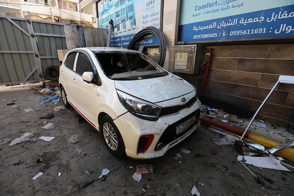 فلسطينيون يتفقدون موقع غارة إسرائيلية استهدفت محطة وقود قرب مفترق الشعبية في حي الدرج وسط مدينة غزة، وأسفرت عن استشهاد فلسطيني وإصابة آخرين، 4 حزيران/يونيو 2026. تصوير: بلال أسامة.