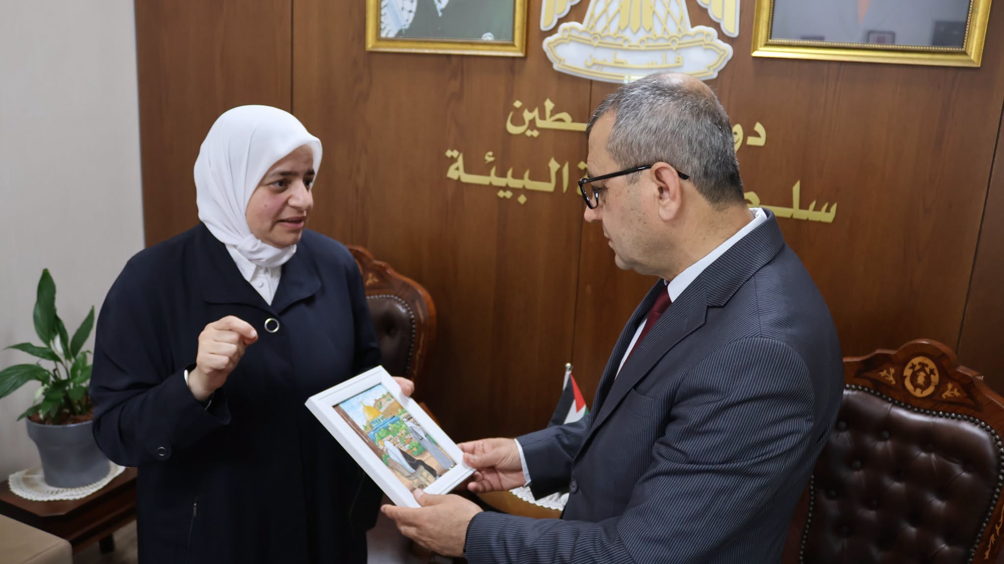 خلال لقاء عقد في مقر سلطة جودة البيئة بمدينة البيرة.............زز.jpg