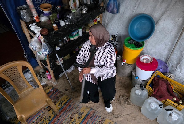 ديما قديح (16 عامًا) التي فقدت ساقها خلال الحرب، تعيش مع عائلتها داخل خيمة للنازحين في خان يونس، جنوب قطاع غزة، في 24 يونيو/حزيران 2026. (صورة: طارق محمد)