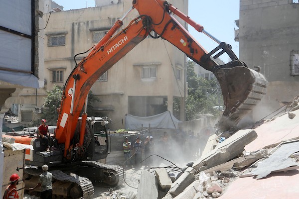 فرق الدفاع المدني، بالتعاون مع الصليب الأحمر، تنتشل رفات ضحايا من تحت أنقاض منزل عائلة غبون في حي الصبرة بمدينة غزة، 27 يونيو/حزيران 2026. تصوير: بلال أسامة.