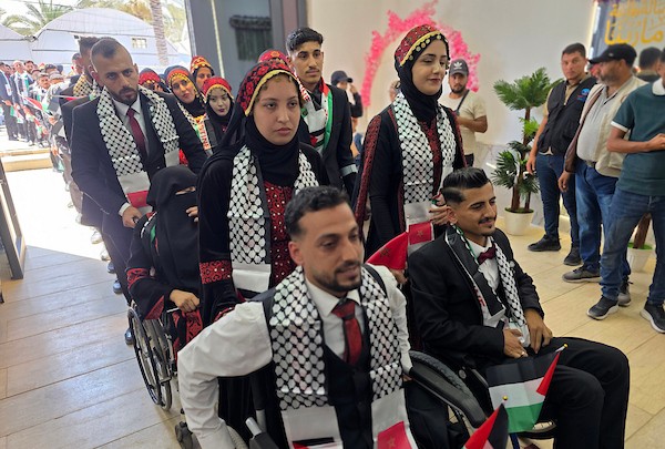 40 عروسًا وعريسًا من ذوي الإعاقة بحفل زفاف جماعي في مواصي خان يونس تصوير: طارق محمد