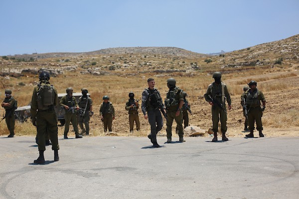 فلسطينيون يؤدون صلاة الجمعة في أراضٍ مهددة بالاستيلاء في قرية إذنا غرب الخليل بالضفة الغربية، الجمعة 12 يونيو/حزيران 2026.تصوير: مأمون وزواز
