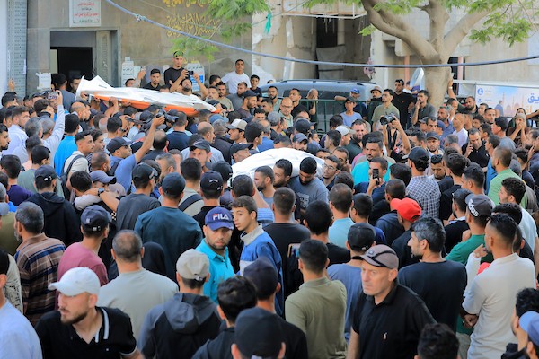 فلسطينيون يشيعون ضحايا غارة إسرائيلية استهدفت خيامًا لعائلات نازحة غرب مدينة غزة في 6 يونيو/حزيران 2026. ، بينما يحاول آخرون إنقاذ الجرحى وانتشال الجثث من موقع الاستهداف. صورة: بلال أسامة.