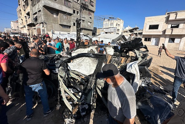 تجمّع فلسطينيون في موقع غارة إسرائيلية استهدفت مركبة قرب شارع اللبابيدي غرب مدينة غزة، في 7 يونيو/حزيران 2026. وبحسب مصادر محلية، أسفرت الغارة عن استشهاد أربعة فلسطينيين وإصابة آخرين. (صورة: ميكائيل بهار)