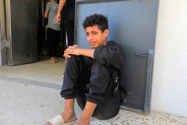 تجمّع المشيّعون لتوديع جثامين عدد من الفلسطينيين، بينهم طفل ووالده، في مستشفى الشفاء بمدينة غزة، في 7 يونيو/حزيران 2026. وقد سقط الضحايا في غارات إسرائيلية استهدفت مناطق متفرقة من مدينة غزة مساء اليوم السابق. (صورة: بلال أسامة)