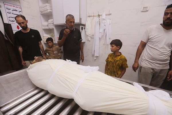 ينعى المشيعون جثمان شاب فلسطيني في مشرحة مستشفى الشفاء بمدينة غزة، في 26 يونيو/حزيران 2026.صورة: بلال أسامة