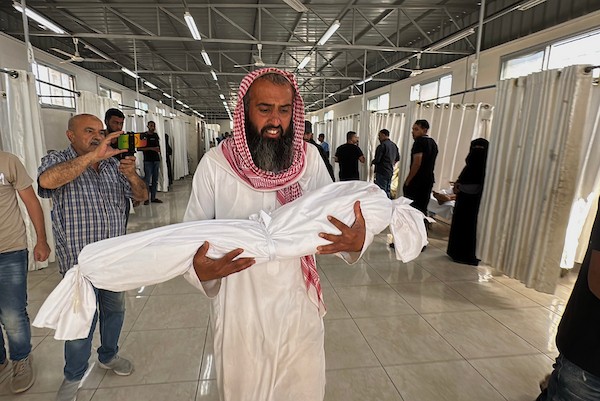 فلسطينيون يودّعون جثماني امرأة وطفل في مستشفى شهداء الأقصى بدير البلح، وسط قطاع غزة، في 15 يونيو/حزيران 2026.تصوير: أحمد إبراهيم