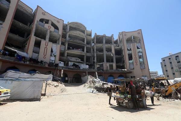 عائلات فلسطينية نازحة تقيم في خيام مهترئة وسط أنقاض الجامعة الإسلامية المدمرة في مدينة غزة، في ظل نقص أماكن الإيواء والخدمات الأساسية.تصوير: بلال أسامة