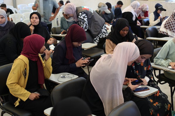 طلبة فلسطينيون يؤدون امتحان “التوجيهي” في قاعة امتحانية بقطاع غزة، رغم الأزمة الإنسانية وانقطاع الكهرباء وصعوبة الوصول إلى بيئة تعليمية مستقرة. صورة: حسن الجدي.