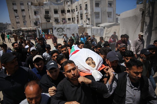 يحمل المشيعون جثمان الفلسطيني سالم قريقع خلال جنازته في مدينة غزة، قطاع غزة، في 30 مايو/أيار 2026. قُتل قريقع في غارة جوية إسرائيلية استهدفت حي الرمال في مدينة غزة أمس. صورة: عمر أشتوي