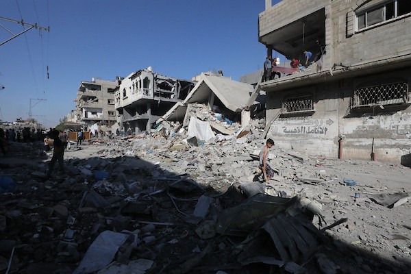 فلسطينيون يتفقدون الأضرار التي لحقت بمنازلهم عقب غارة جوية إسرائيلية استهدفت منزل عائلة درويش في مخيم النصيرات للاجئين وسط قطاع غزة. تصوير: حسن الجديدي