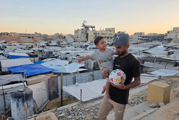 خيام لنازحين فلسطينيين نُصبت على أرض استاد خان يونس البلدي المتضرر من الحرب، جنوبي قطاع غزة، في 22 يونيو/حزيران 2026، بالتزامن مع انشغال العالم ببطولة كأس العالم لكرة القدم.تصوير: طارق محمد