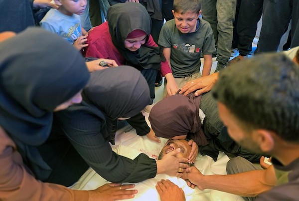 مشيعون يودعون جثماني فلسطينيين في مجمع ناصر الطبي بخان يونس، بعد مقتلهما في غارة إسرائيلية استهدفت مجموعة من المواطنين، في 8 يونيو/حزيران 2026. تصوير: طارق محمد.