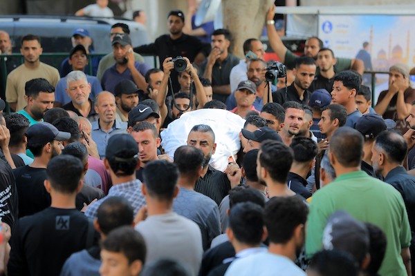 فلسطينيون يشيعون ضحايا غارة إسرائيلية استهدفت خيامًا لعائلات نازحة غرب مدينة غزة في 6 يونيو/حزيران 2026. ، بينما يحاول آخرون إنقاذ الجرحى وانتشال الجثث من موقع الاستهداف. صورة: بلال أسامة.